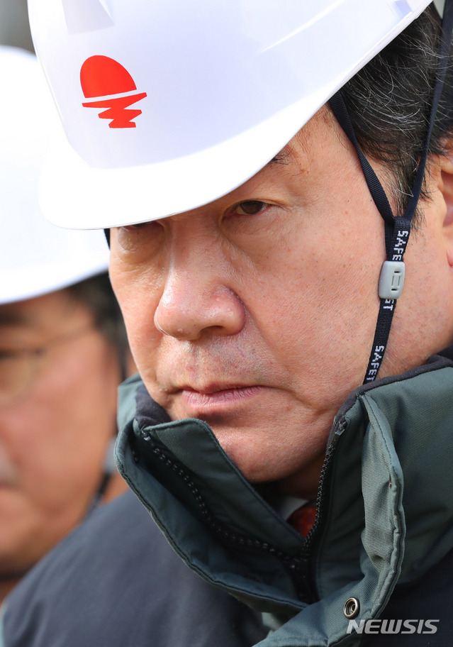 【고양=뉴시스】배훈식 기자 = 이낙연 국무총리가 지난 6일 오후 경기 고양시 일산동구 백석역 인근 온수관 파열 사고 현장을 바라보고 있다. 2018.12.06. dahora83@newsis.com