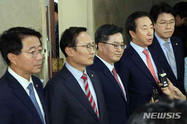 【서울=뉴시스】이종철 기자 = 6일 서울 여의도 국회에서 왼쪽부터 조정식 민주당 예결위 간사, 민주당 홍영표 원내대표, 김동연 부총리, 한국당 김성태 원내대표, 한국당 장제원 예결위 간사가 잠정 합의에 대해 말하고 있다. 2018.12.06.jc4321@newsis.com