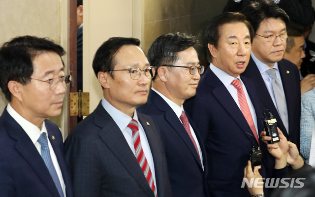 【서울=뉴시스】이종철 기자&nbsp; = 6일 서울 여의도 국회에서 왼쪽부터 조정식 민주당 예결위 간사, 민주당 홍영표 원내대표, 김동연 부총리, 한국당 김성태 원내대표, 한국당 장제원 예결위 간사가 잠정 합의에 대해 말하고 있다. 2018.12.06.jc4321@newsis.com