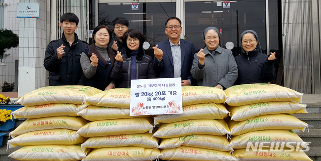 【광주=뉴시스】신대희 기자 = 6일 광산구에 따르면, 지난 5일 오후 트럭을 몰고 삼도동 행정복지센터를 찾은 농민이 주차장에 쌀 20㎏ 들이 20포를 놓고 갔다. 그는 6년째 자신이 직접 농사지은 벼를 도정해 전달하는 기부활동을 하고 있다. 2018.12.06. (사진 = 광산구 제공) photo@newsis.com