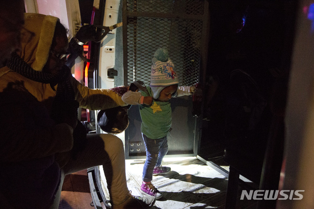 【티후아나(멕시코)=AP/뉴시스】미국 국경수비대에 체포돼 구금 중이던 7세 소녀가 탈수와 쇼크로 숨졌다고 13일(현지시간) 워싱턴포스트가 보도했다. 사진은 지난 5일 멕시코 티후아나에서 엄마와 불법 입국을 시도하다가 체포된 모녀의 모습. 2018.12.14.