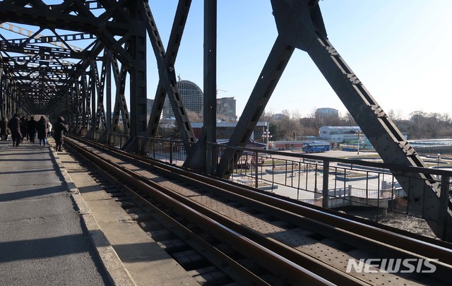 【서울=뉴시스】통일부는 6일 남북 철도 공동조사단이 북한 신의주-단둥 국경지역 조중친선다리 조사 모습을 공개했다. 2018.12.06. (사진=통일부 제공) photo@newsis.com