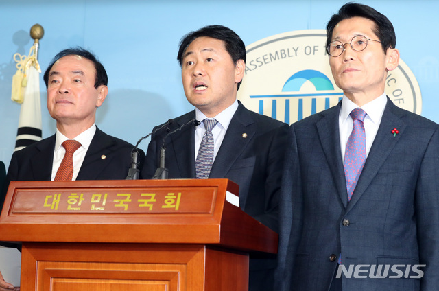 【서울=뉴시스】박영태 기자 = 6일 오후 서울 영등포구 여의도 국회 정론관에서 장병완 민주평화당, 김관영 바른미래당, 윤소하 정의당 원내대표가 더불어민주당과 자유한국당의 2019년 예산안 잠정 합의안에 대한 긴급 기자회견을 하고 있다. 2018.12.06. since1999@newsis.com