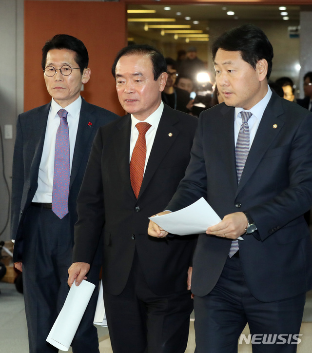 【서울=뉴시스】박영태 기자 = 6일 오후 서울 영등포구 여의도 국회 정론관에서 김관영(오른쪽부터) 바른미래당, 장병완 민주평화당, 윤소하 정의당 원내대표가 더불어민주당과 자유한국당의 2019년 예산안 잠정 합의안에 대한 긴급 기자회견을 위해 입장하고 있다. 2018.12.06.since1999@newsis.com
