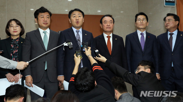 【서울=뉴시스】박영태 기자 = 6일 오후 서울 영등포구 여의도 국회 정론관에서 더불어민주당과 자유한국당의 2019년 예산안 잠정 합의안에 대한 긴급 기자회견을 끝낸 김관영 바른미래당 원내대표가 취재진 질문에 답변하고 있다. 왼쪽부터 추혜선 정의당 원내수석부대표, 유의동 바른미래당 원내수석부대표, 김관영 바른미래당, 장병완 민주평화당, 윤소하 정의당 원내대표, 최경환 민주평화당 원내수석부대표. 2018.12.06. since1999@newsis.com