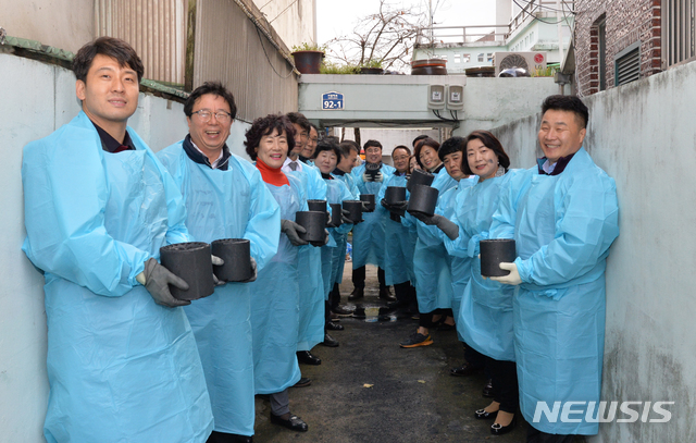 【광주=뉴시스】변재훈 기자 = 광주 북구의회는 지난 4일 구 의원 20명 전원이 지역 내 저소득층 2가구에 연탄 250장을 전달했다고 6일 밝혔다. 2018.12.06. (사진=광주 북구의회 제공) photo@newsis.com