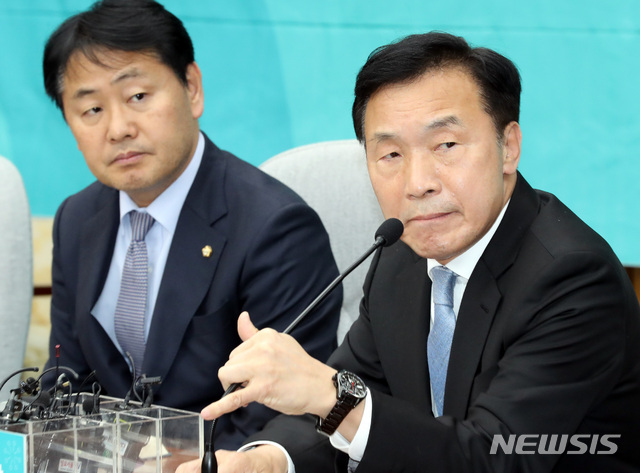 【서울=뉴시스】박영태 기자 = 6일 오후 서울 영등포구 여의도 국회에서 열린 바른미래당 긴급 의원총회에서 손학규 대표가 발언하고 있다. 2018.12.06. since1999@newsis.com