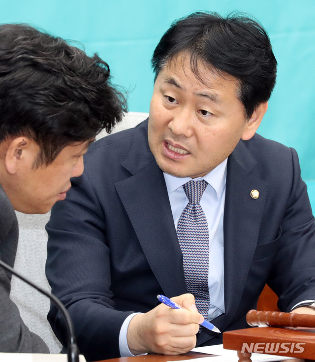 【서울=뉴시스】박영태 기자 = 6일 오후 서울 영등포구 여의도 국회에서 열린 바른미래당 긴급 의원총회에서 김관영 원내대표가 유의동 원내수석부대표와 이야기를 나누고 있다. 2018.12.06. since1999@newsis.com