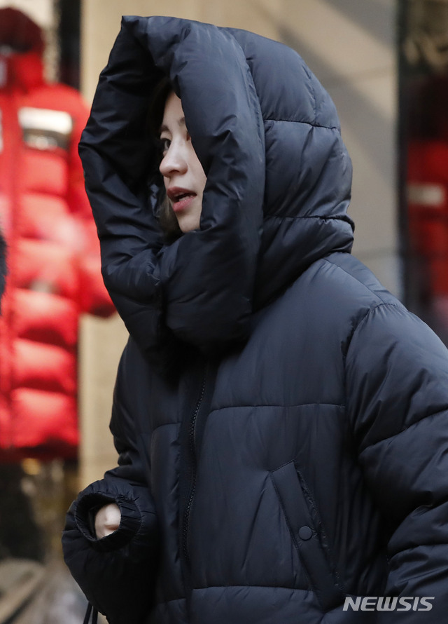 【서울=뉴시스】최동준 기자 = 6일 서울 명동거리에서 외국인 관광객이 쌀쌀한 날씨에 두터운 옷을 입고 걷고 있다. 기상청은 내일 수도권 아침기온이 영하 9도까지 떨어지는 등 추위가 기승을 부릴 전망이라고 예보했다. 2018.12.06.&nbsp; photocdj@newsis.com