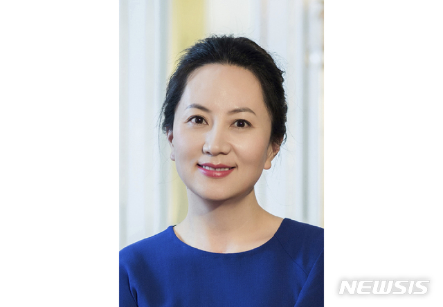 【AP/뉴시스】 중국 화웨이의 최고재무관리자(CFO) 겸 부회장 멍완저우가 캐나다 밴쿠버에서 미국의 대이란 제재 위반 혐의로 체포됐다고 5일(현지시간) 캐나다 언론들이 보도했다. 멍완저우는 화웨이 회장 런정페이(任正非)의 딸이다. 2018.12.06