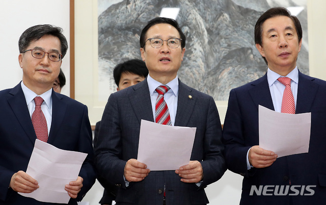 【서울=뉴시스】이종철 기자 = 왼쪽부터 김동연 부총리 겸 기획재정부 장관, 더불어민주당 홍영표, 자유한국당 김성태 원내대표가 함께 6일 오후 서울 여의도 국회에서 내년도 예산안 합의 결과를 발표하고 있다. 2018.12.06. jc4321@newsis.com