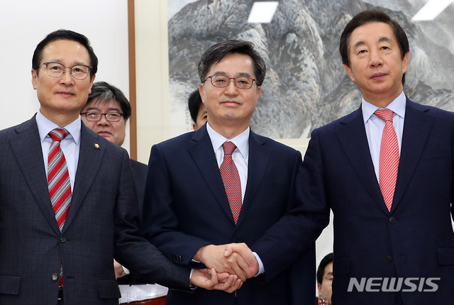 【서울=뉴시스】이종철 기자 = 왼쪽부터 더불어민주당 홍영표, 김동연 부총리 겸 기획재정부 장관, 자유한국당 김성태 원내대표가 함께 6일 오후 서울 여의도 국회에서 내년도 예산안 합의 결과를 발표하고 손을 맞잡고 있다. 2018.12.06. jc4321@newsis.com