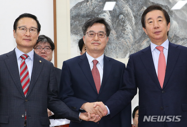 【서울=뉴시스】이종철 기자 = 왼쪽부터 더불어민주당 홍영표, 김동연 부총리 겸 기획재정부 장관, 자유한국당 김성태 원내대표가 함께 6일 오후 서울 여의도 국회에서 내년도 예산안 합의 결과를 발표하고 손을 맞잡고 있다. 2018.12.06.jc4321@newsis.com