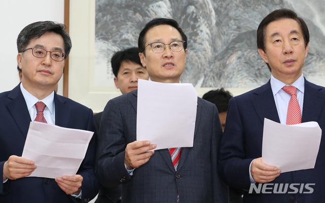 【서울=뉴시스】이종철 기자 = 왼쪽부터 김동연 부총리 겸 기획재정부 장관, 더불어민주당 홍영표, 자유한국당 김성태 원내대표가 함께 6일 오후 서울 여의도 국회에서 내년도 예산안 합의 결과를 발표하고 있다. 2018.12.06.jc4321@newsis.com