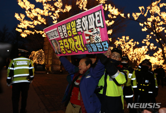 【서울=뉴시스】박주성 기자 = 6일 오후 서울 한남동 한 호텔에서 열린 아키히토(明仁) 일왕 생일 기념행사에 시민사회단체가 항의하고 있다. 일본은 아키히토 일왕의 생일(12월23일)을 국경일로 지정하고 있고, 이를 기념하기 위해 일본은 매년 12월 각국 재외공관 주최로 '내셔널 데이 리셉션'을 열고 주재국 정·재계 인사들을 초청해 왔다. 2018.12.06. park7691@newsis.com