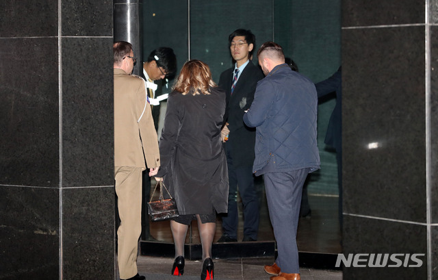 【서울=뉴시스】박주성 기자 = 6일 오후 서울 한남동 한 호텔에서 열린 아키히토(明仁) 일왕 생일 기념행사에 주한 외교단이 참석하고 있다. 일본은 아키히토 일왕의 생일(12월23일)을 국경일로 지정하고 있고, 이를 기념하기 위해 일본은 매년 12월 각국 재외공관 주최로 '내셔널 데이 리셉션'을 열고 주재국 정·재계 인사들을 초청해 왔다. 2018.12.06. park7691@newsis.com