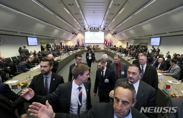 【빈=AP/뉴시스】석유수출국기구(OPEC)가 1일당 120만배럴의 석유 감산에 합의했다고 7일(현지시간) 블룸버그통신이 보도했다. 사진은 지난 6일 오스트리아 빈에서 열린 각료회의에 참석하는 회원국 장관들. 2018.12.07.