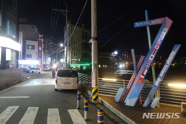 【울산=뉴시스】박일호 기자 = 지난 6일 오후 조선업 불황의 여파로 울산시 동구 방어동 외국인 특화거리가 한산한 모습을 보이고 있다. 2018.12.07.&nbsp; piho@newsis.com