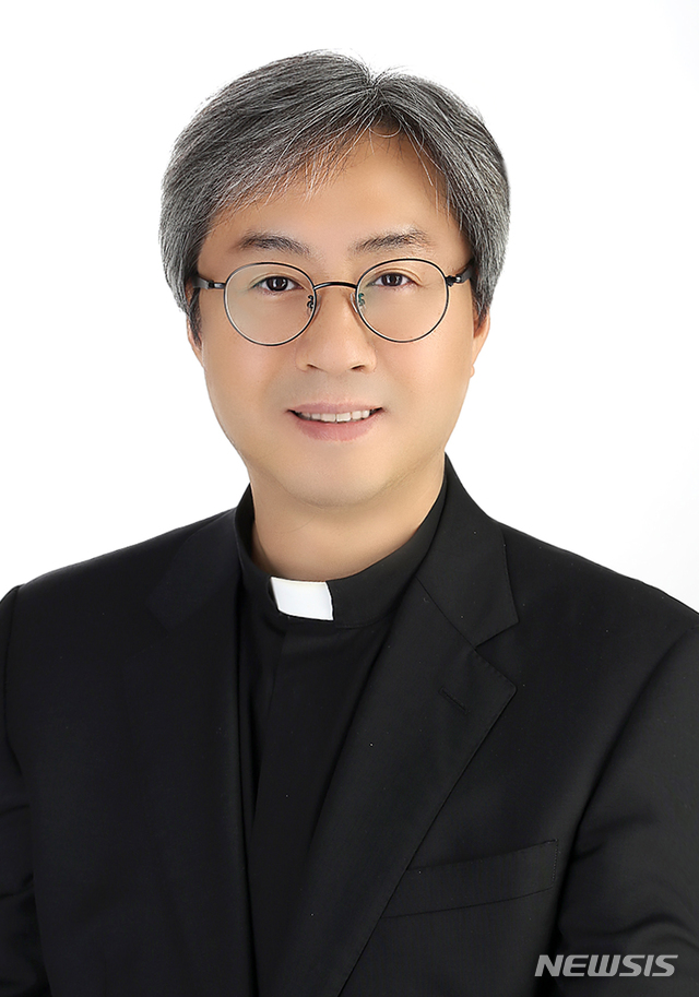 【부산=뉴시스】 천주교 부산교구가 설립·운영하는 학교법인 성모학원은 7일 부산가톨릭대 기획정보처장을 맡고 있는 신호철(50) 신부를 제7대 총장으로 선임했다고 밝혔다. 2018.12.07. (사진=부산가톨릭대 제공) photo@newsis.com