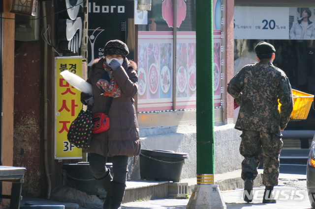 【파주=뉴시스】이호진 기자 = 7일 오전 한파주의보가 내려진 경기 파주시 문산읍에서 중무장한 시민과 추위에 떨며 걸어가는 군인이 교차하고 있다. 이날 파주시 광탄면의 아침 최저 기온은 -10.2도를 기록했다. 2018.12.7. asake@newsis.com