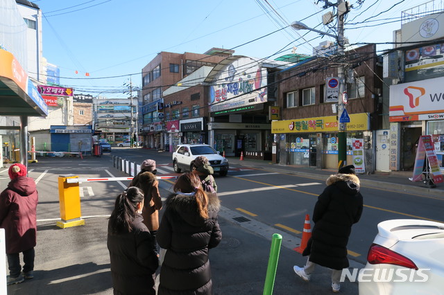 【파주=뉴시스】이호진 기자 = 한파주의보가 내려진 7일 오전 파주시 문산읍 문산자유시장 앞 버스정류장에서 시민들이 추위에 떨며 버스를 기다리고 있다. 이날 오전 11시 기준 문산읍 기온은 -7도를 기록했으며, 바람이 다소 강해 체감온도는 훨씬 낮았다. 2018.12.7. asake@newsis.com 