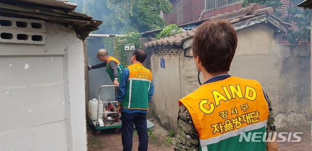 【서울=뉴시스】박대로 기자 =금천구 모기 유충 박멸. 2018.12.07. (사진=강서구 제공)