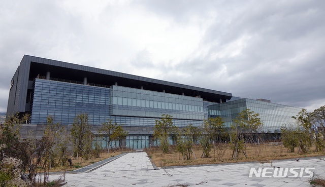 【제주=뉴시스】배상철 기자 = 8일 서귀포시에 위치한 녹지국제병원 전경. 지난 5일 원희룡 제주도지사가 조건부로 개원을 허가했지만 녹지병원은 진료를 시작하지 않고 있다. 2018.12.07. bsc@newsis.com 