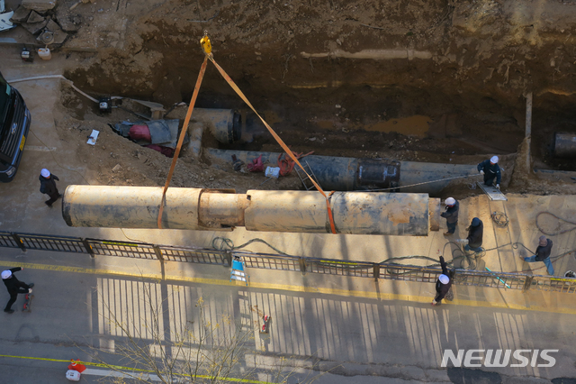 【고양=뉴시스】이호진 기자 = 7일 오후 진행된 경기 고양시 백석역 온수관 파열 사고 관계기관 합동감식 현장에서 파열된 온수관이 크레인을 이용해 견인되고 있다. 2018.12.07.&nbsp; asake@newsis.com 