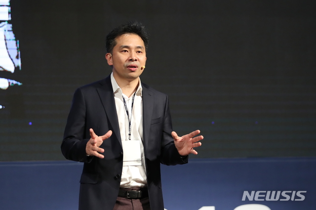 【서울=뉴시스】최예준 보스코인 대표가 7일 서울 용산구 드래곤시티호텔에서 열린 글로벌 커뮤니티 콘퍼런스 '보스콘 2018'에서 발표하고 있다. 2018.12.07 (사진 = 보스코인 제공) photo@newsis.com