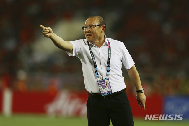 【하노이=AP/뉴시스】베트남 축구 국가대표 박항서 감독이 6일(현지시간) 하노이 미딘 국립 경기장에서 열린 아세안축구연맹(AFF) 스즈키컵 준결승 필리핀과의 2차전 홈 경기에서 작전지시를 하고 있다.베트남은 지난 2일 필리핀과 결승 1차전 원정경기에서 2-1로 승리한 뒤 이날 2차전에서도 2-1로 이겨 합계 4-2로 결승에 진출했다.&nbsp; 박항서호는 오는 11일과 15일 말레이시아와 홈&원정 경기로 우승을 다툰다. 2018.12.7.