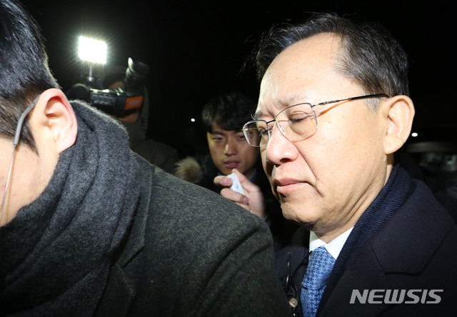 【의왕=뉴시스】박주성 기자 = 구속영장이 기각된 박병대 전 대법관이 지난해 12월7일 오전 경기도 의왕시 서울구치소를 나서고 있다. 2018.12.07. park7691@newsis.com
