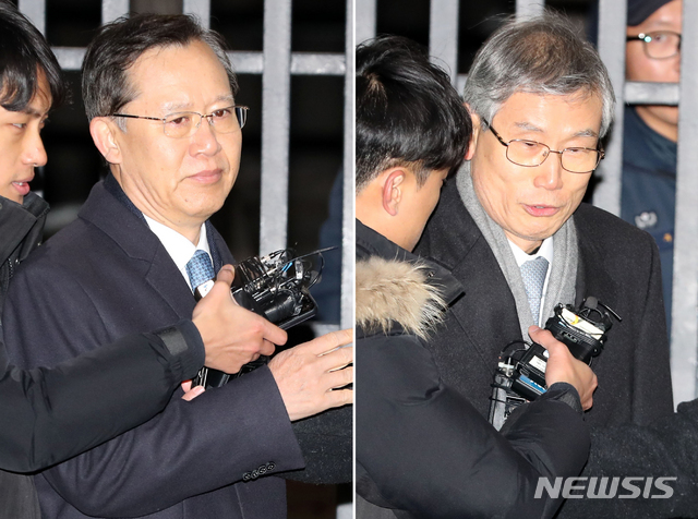 【의왕=뉴시스】박주성 기자 = 박병대(왼쪽) 전 대법관과 고영한 전 대법관이 지난해 12월7일 오전 경기도 의왕 서울구치소를 나서고 있다. 2018.12.07. park7691@newsis.com