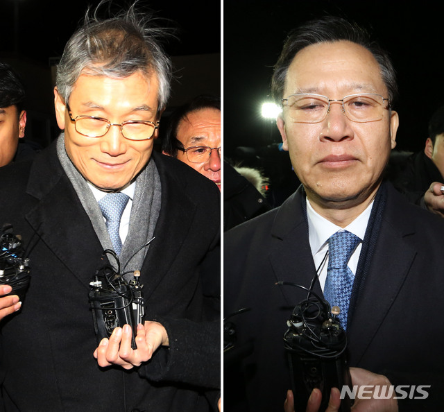 【의왕=뉴시스】박주성 기자 = 법원이 양승태 전 대법원장 시절 '사법농단' 의혹의 핵심 피의자인 박병대(오른쪽 61·사법연수원 12기) 전 대법관과 고영한(63·11기) 전 대법관의 구속 영장을 기각해 7일 오전 경기도 의왕 서울구치소를 나서고 있다. 2018.12.07.&nbsp; park7691@newsis.com