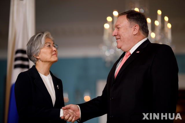 【워싱턴DC=신화/뉴시스】강경화 외교부 장관이 지난해 12월6일(현지시간) 워싱턴DC 국무부 청사에서 마이크 폼페이오 미 국무장관과 만나 악수하고 있다. 2018.12.7.