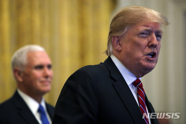 【워싱턴DC=AP/뉴시스】도널드 트럼프 미국 대통령이 6일(현지시간) 백악관 이스트룸에서 열린 '하누카 리셉션'에서 연설하고 있다. 하누카 리셉션은 미 대통령 부부가 백악관에서 주최하는 연례 유대교 행사로 2001년 조지 W 부시 대통령이 공식화했으며 유대 정치인, 각종 위원회 위원장, 유대 학교와 탈무드 학원장 등이 참석한다. 2018.12.7. 