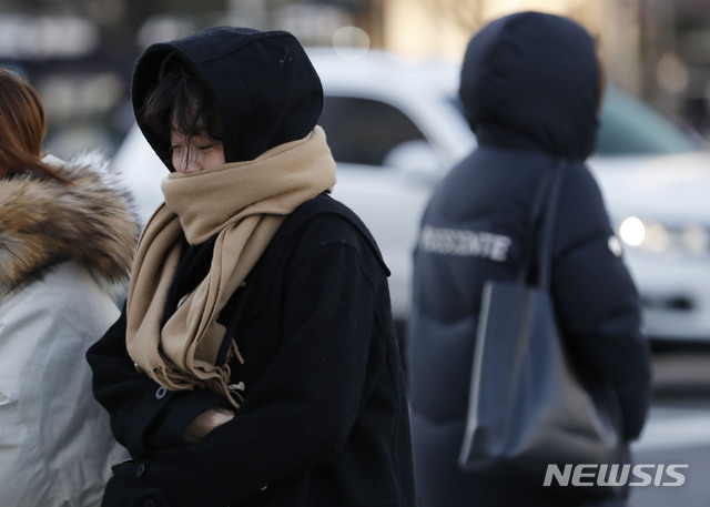 【서울=뉴시스】최동준 기자 = 절기상 대설이자 서울 최저기온이 영하 9도를 기록하는 등 한파가 찾아온 7일 오전 서울 광화문 거리에서 시민들이 옷깃을 여민 채 출근하고 있다. 2018.12.07. photocdj@newsis.com