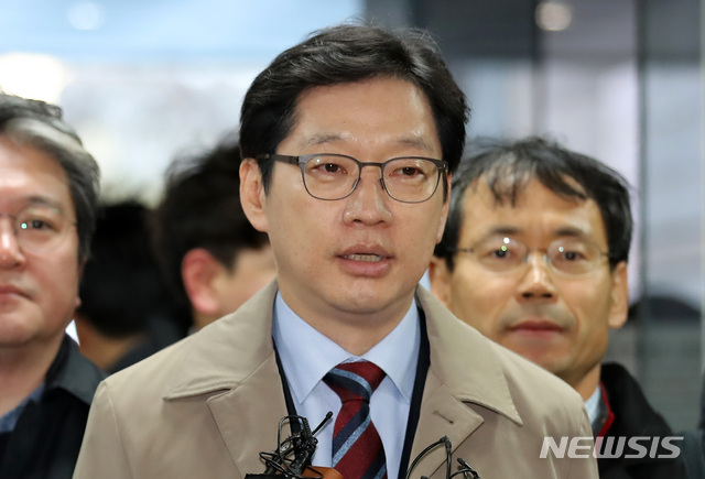 【서울=뉴시스】이영환 기자 = '드루킹 댓글사건' 김경수 경남 도지사가 7일 오전 서울 서초구 서울중앙지방법원에서 열린 5차 공판에 출석하며 취재진의 질문에 답하고 있다. 2018.12.07. 20hwan@newsis.com