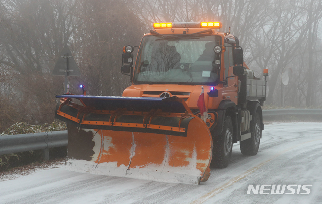 【제주=뉴시스】우장호 기자 = 산간을 중심으로 눈이 내리는 7일 오전 제주시 해안동 1100도로에서 제설차가 쌓인 눈을 치우고 있다. 기상청에 따르면 이날 제주 지역은 산간에 2~7㎝의 눈이 내릴 것으로 예보됐다. 2018.12.07. woo1223@newsis.com