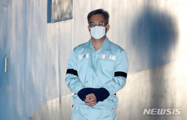 【서울=뉴시스】김선웅 기자 = 드루킹 김모씨가 지난 7일 서울 서초구 서울중앙지법에서 열린 김경수 경남도지사의 댓글조작 혐의 5차 공판에 출석하고 있다. 2018.12.07.mangusta@newsis.com