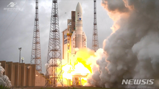 천리안 2A호를 실은 발사체 아리안-5ECA가 발사된 모습. 2018.12.08. (출처=arianespace)