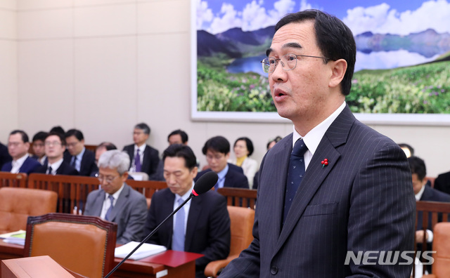 【서울=뉴시스】이종철 기자&nbsp; =&nbsp; 조명균 통일부 장관이 7일 서울 여의도 국회에서 열린 외통위 전체회의에서 인사말을 하고 있다. 2018.12.07.jc4321@newsis.com