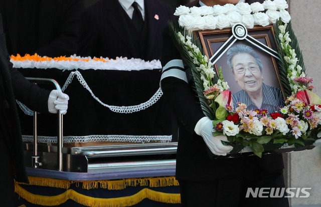 【서울=뉴시스】배훈식 기자 = 7일 오전 서울 송파구 서울아산병원 장례식장에서 故 김순옥 할머니의 발인이 엄수되고 있다. 김 할머니의 별세로 일본군 위안부 피해자 생존자는 26명이 남았다. 2018.12.07. dahora83@newsis.com