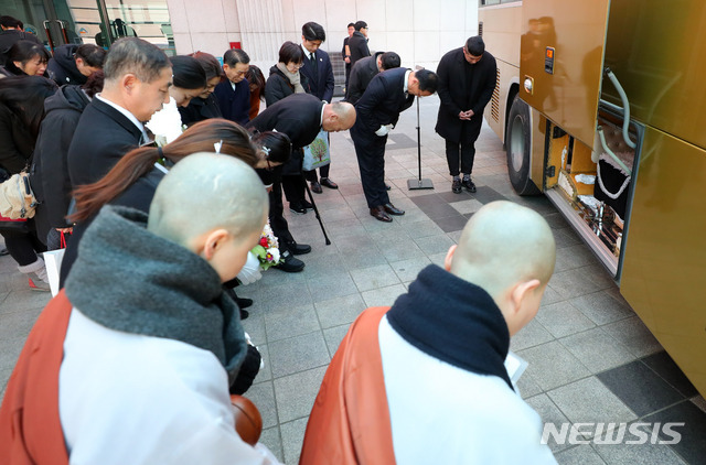 【서울=뉴시스】배훈식 기자 = 7일 오전 서울 송파구 서울아산병원 장례식장에서 故 김순옥 할머니의 발인이 엄수되고 있다. 김 할머니의 별세로 일본군 위안부 피해자 생존자는 26명이 남았다. 2018.12.07. dahora83@newsis.com