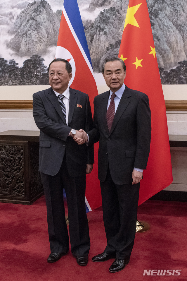 【베이징=AP/뉴시스】중국을 방문한 리용호(왼쪽) 북한 외무상이 7일(현지시간) 베이징 소재 영빈관 댜오위타이에서 왕이 중국 외교담당 국무위원 겸 외교부장과 만나 악수하고 있다. 2018.12.7.