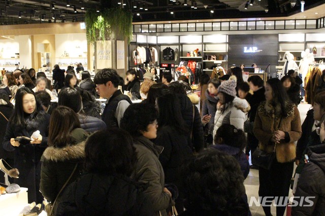 [최악 미세먼지 3일]"밖은 불안해"…쇼핑몰 '북적'