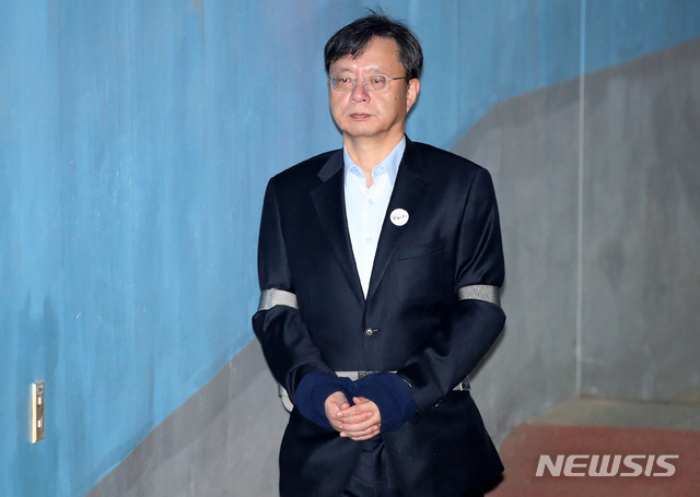 【서울=뉴시스】김선웅 기자 = 불법사찰 지시 혐의로 구속 기소된 우병우 전 청와대 민정수석이 7일 서울 서초구 서울중앙지법에서 열린 1심 선고에 출석하고 있다. 2018.12.07.mangusta@newsis.com