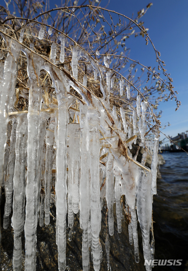 【서울=뉴시스】이영환 기자 = 일년 중 눈이 가장 많이 내린다는 절기상 대설(大雪)이자 강추위가 찾아온 7일 오후 서울 광진구 뚝섬한강공원에 고드름이 얼어 있다. 2018.12.07.&nbsp; 20hwan@newsis.com