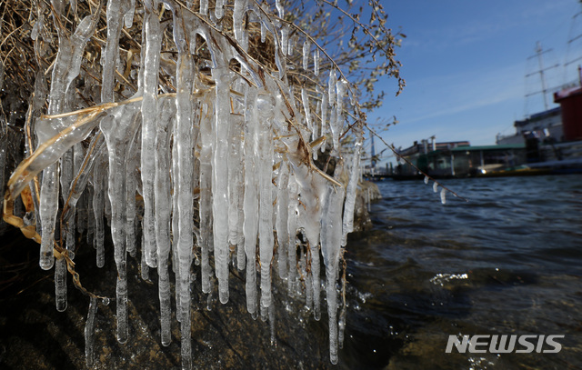 【서울=뉴시스】이영환 기자 = 일년 중 눈이 가장 많이 내린다는 절기상 대설(大雪)이자 강추위가 찾아온 7일 오후 서울 광진구 뚝섬한강공원에 고드름이 얼어 있다. 2018.12.07. 20hwan@newsis.com