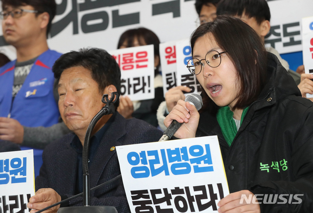 【제주=뉴시스】우장호 기자 = 7일 오후 제주도의회 도민의방에서 의료영리화 저지 및 의료공공성 강화를 위한 제주도민운동본부 관계자들이 긴급 기자회견을 연 가운데 고은영 녹색당 공동운영위원장이 발언하고 있다. 2018.12.07. woo1223@newsis.com