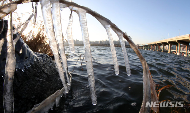 【서울=뉴시스】추상철 기자 = 한파주의보가 내려진 7일 오후 서울 송파구 한강공원 광나루지구 한강변에 고드름이 맺혀있다. 2018.12.07. scchoo@newsis.com